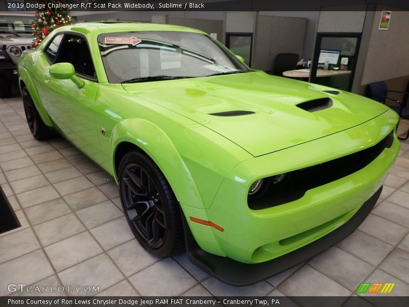 Front 3/4 View of 2019 Challenger R/T Scat Pack Widebody