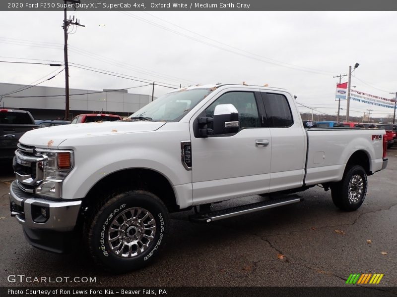 Front 3/4 View of 2020 F250 Super Duty XLT SuperCab 4x4