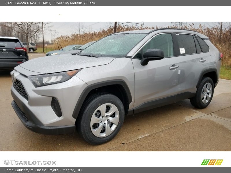 Front 3/4 View of 2020 RAV4 LE AWD