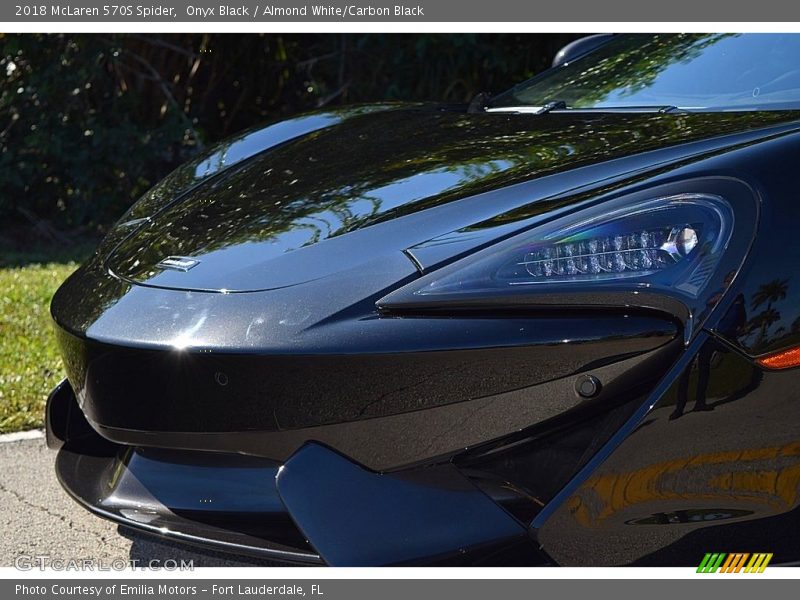 Onyx Black / Almond White/Carbon Black 2018 McLaren 570S Spider