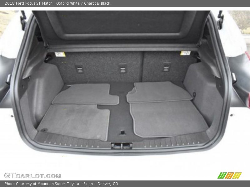 Oxford White / Charcoal Black 2018 Ford Focus ST Hatch