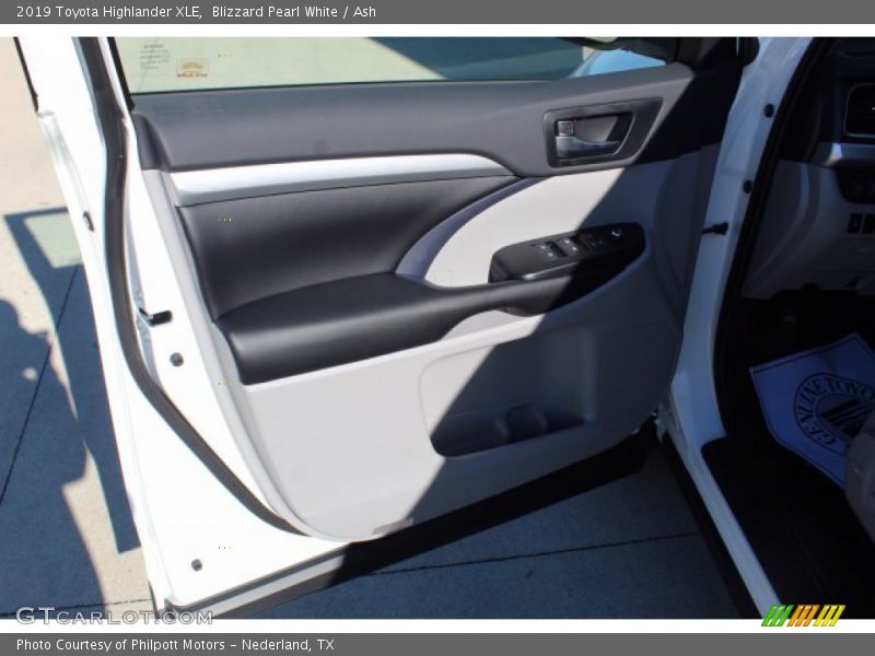 Blizzard Pearl White / Ash 2019 Toyota Highlander XLE