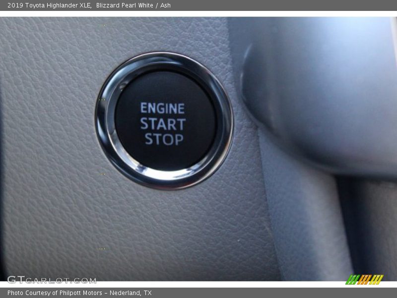 Blizzard Pearl White / Ash 2019 Toyota Highlander XLE