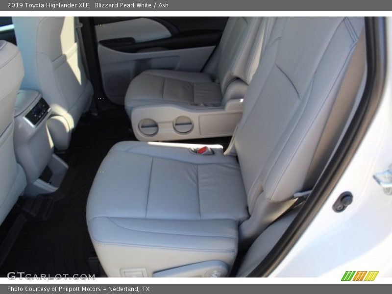 Blizzard Pearl White / Ash 2019 Toyota Highlander XLE