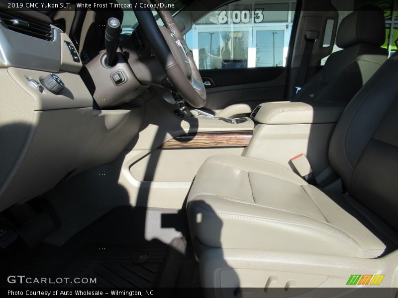 White Frost Tintcoat / Cocoa/Dune 2019 GMC Yukon SLT