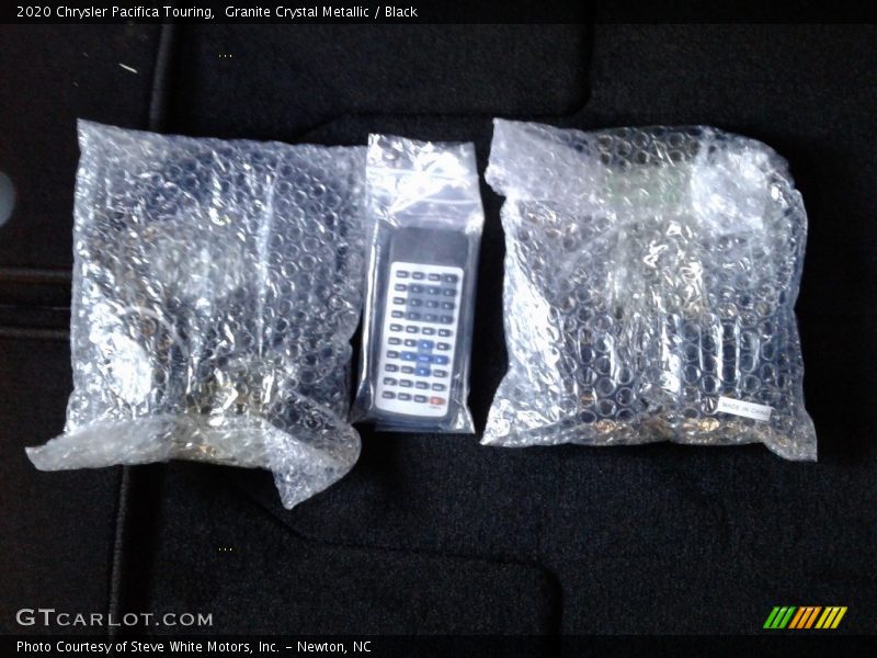 Granite Crystal Metallic / Black 2020 Chrysler Pacifica Touring