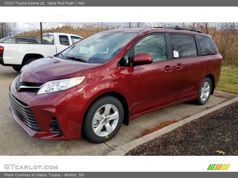 Front 3/4 View of 2020 Sienna LE