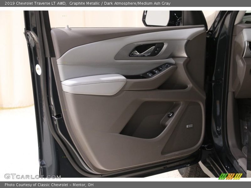 Graphite Metallic / Dark Atmosphere/Medium Ash Gray 2019 Chevrolet Traverse LT AWD