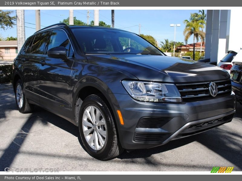 Platinum Gray Metallic / Titan Black 2019 Volkswagen Tiguan SE