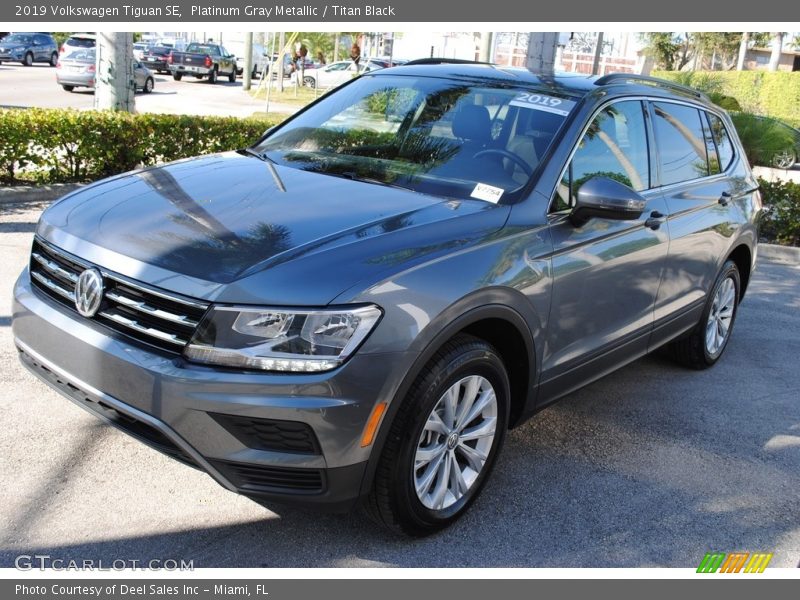 Platinum Gray Metallic / Titan Black 2019 Volkswagen Tiguan SE