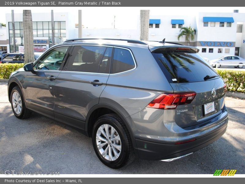 Platinum Gray Metallic / Titan Black 2019 Volkswagen Tiguan SE