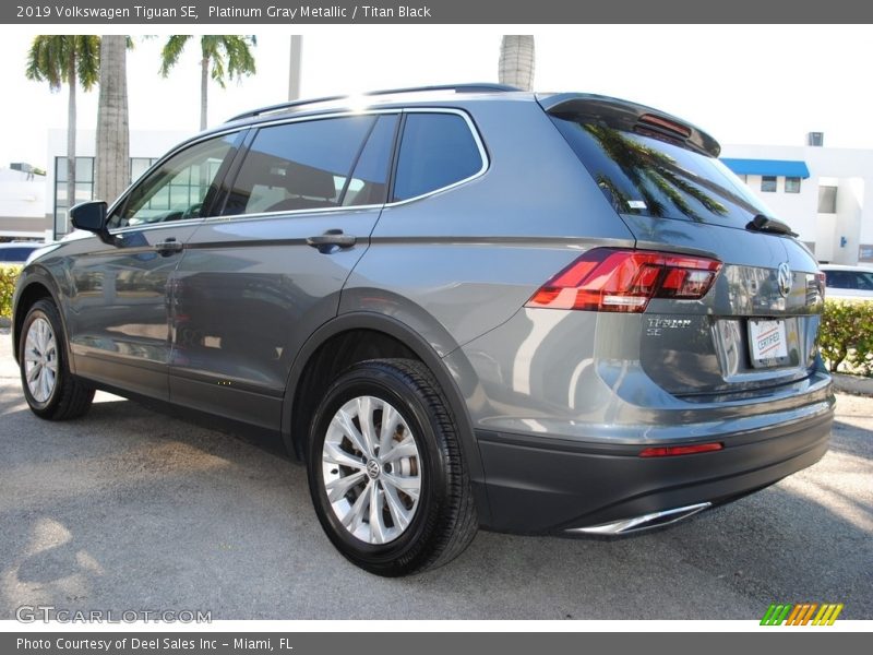 Platinum Gray Metallic / Titan Black 2019 Volkswagen Tiguan SE