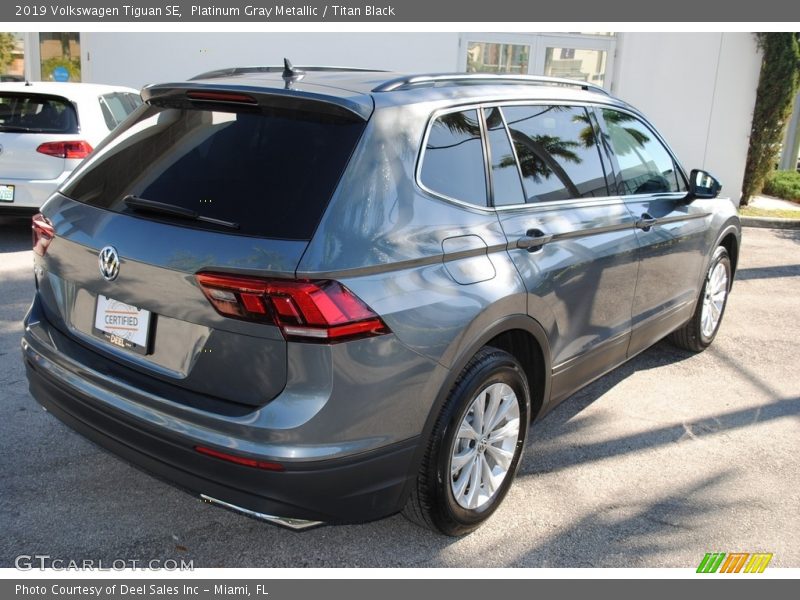Platinum Gray Metallic / Titan Black 2019 Volkswagen Tiguan SE