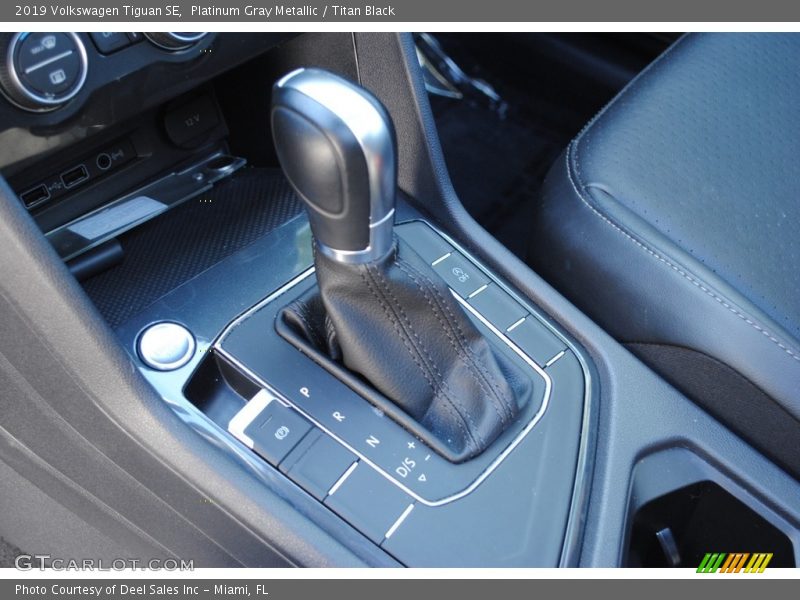 Platinum Gray Metallic / Titan Black 2019 Volkswagen Tiguan SE