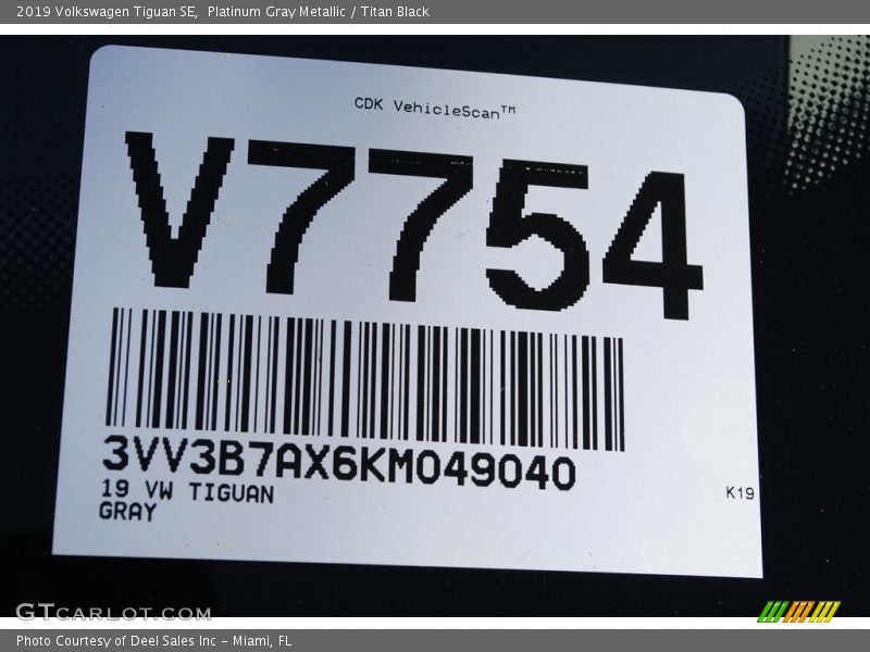 Platinum Gray Metallic / Titan Black 2019 Volkswagen Tiguan SE