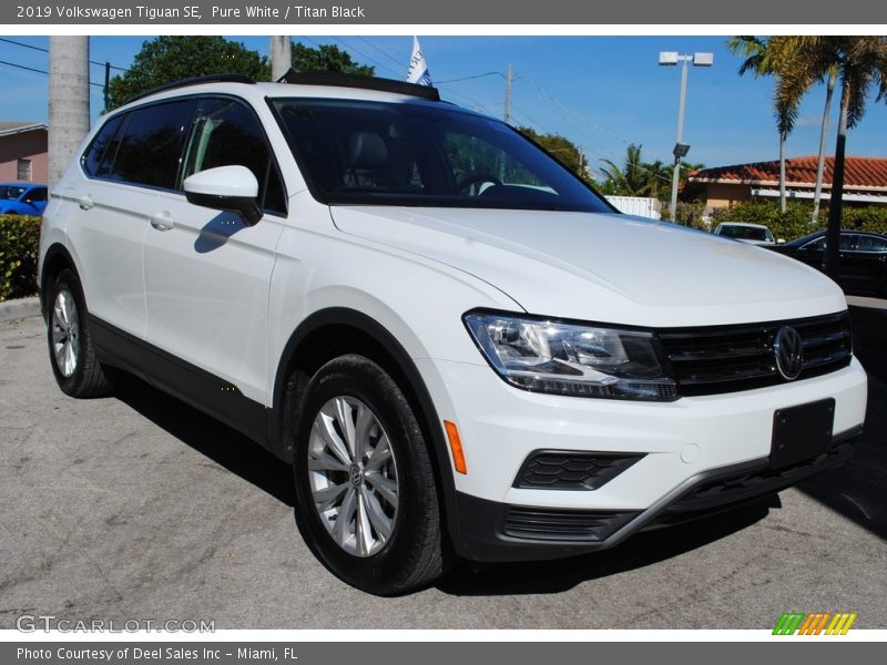 Pure White / Titan Black 2019 Volkswagen Tiguan SE
