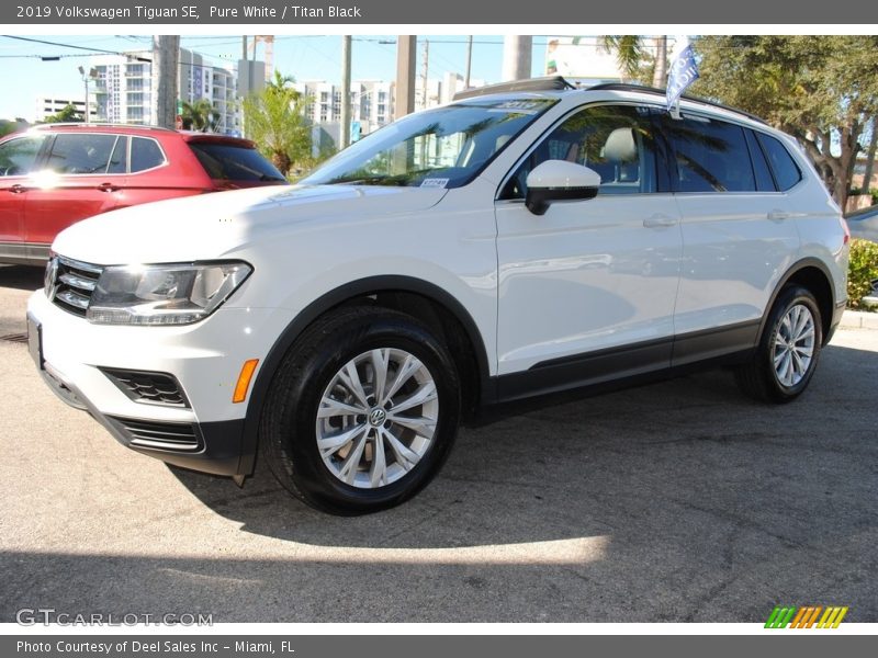 Pure White / Titan Black 2019 Volkswagen Tiguan SE
