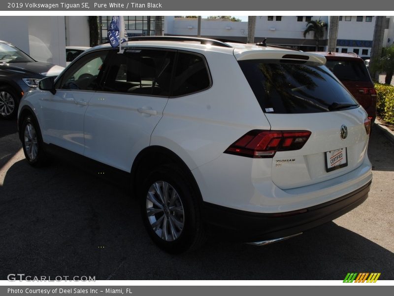 Pure White / Titan Black 2019 Volkswagen Tiguan SE