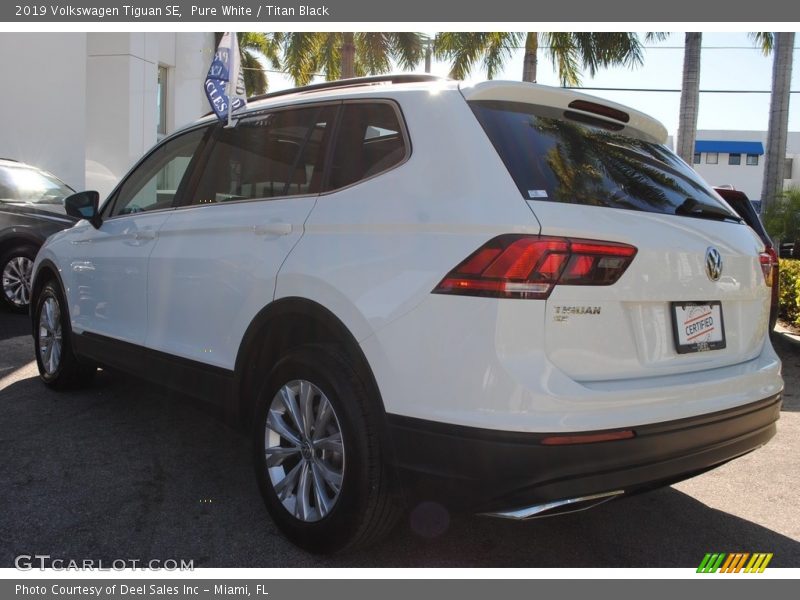 Pure White / Titan Black 2019 Volkswagen Tiguan SE