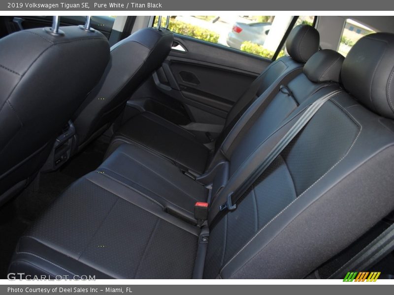 Pure White / Titan Black 2019 Volkswagen Tiguan SE