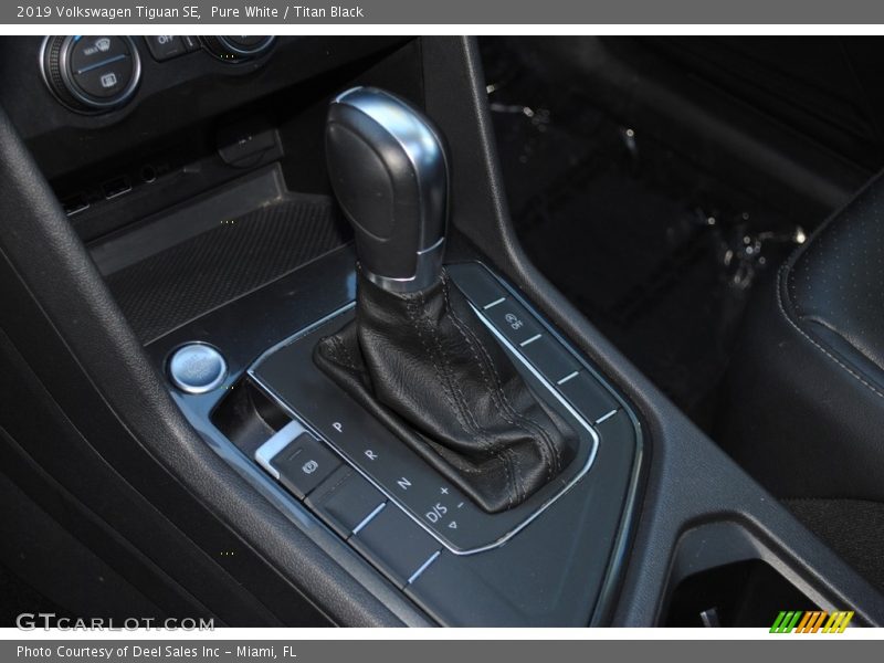 Pure White / Titan Black 2019 Volkswagen Tiguan SE
