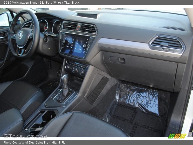 Pure White / Titan Black 2019 Volkswagen Tiguan SE