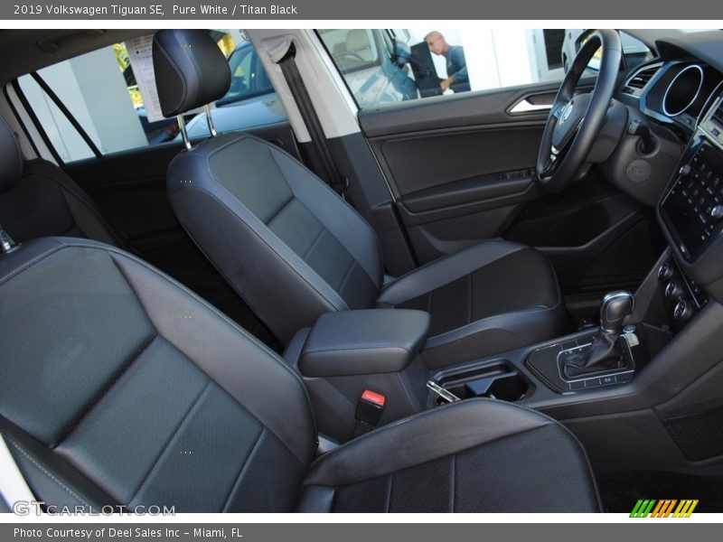 Pure White / Titan Black 2019 Volkswagen Tiguan SE