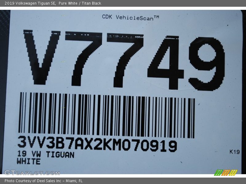 Pure White / Titan Black 2019 Volkswagen Tiguan SE