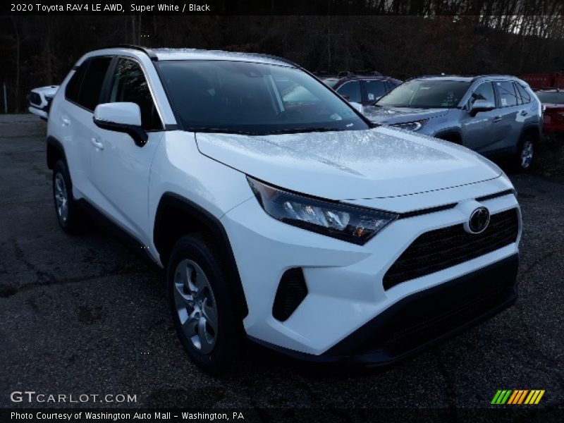 Front 3/4 View of 2020 RAV4 LE AWD