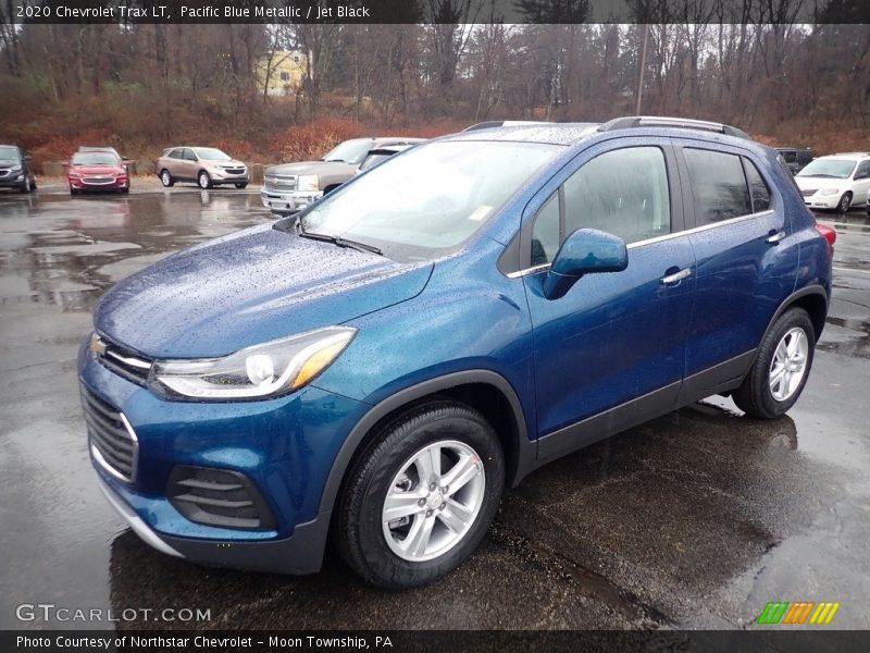 Front 3/4 View of 2020 Trax LT