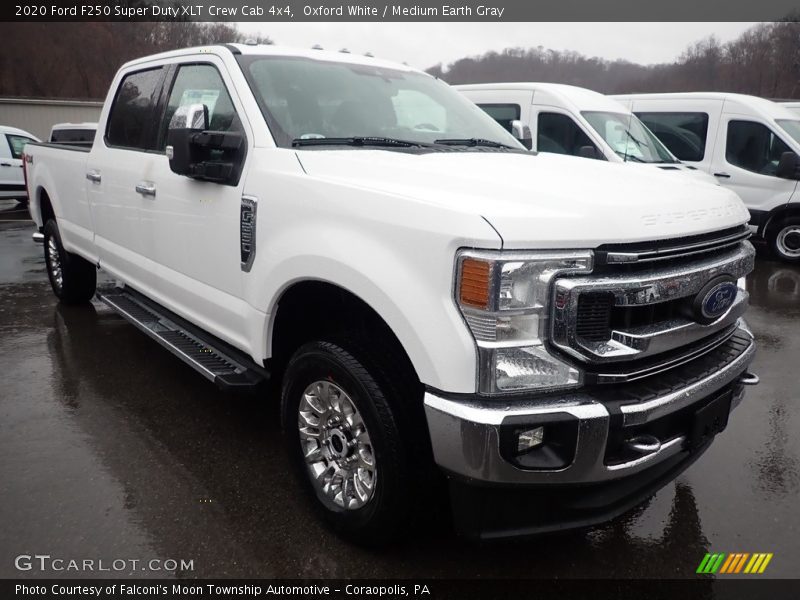 Front 3/4 View of 2020 F250 Super Duty XLT Crew Cab 4x4