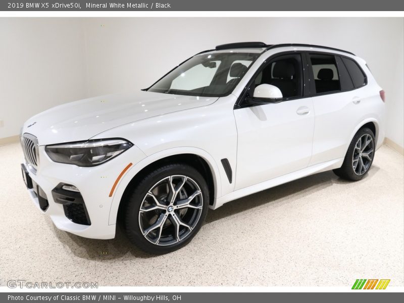 Mineral White Metallic / Black 2019 BMW X5 xDrive50i