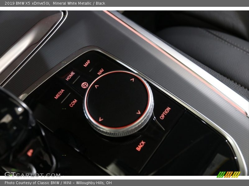 Mineral White Metallic / Black 2019 BMW X5 xDrive50i
