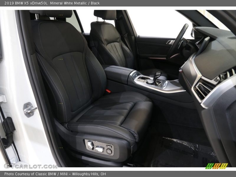 Mineral White Metallic / Black 2019 BMW X5 xDrive50i