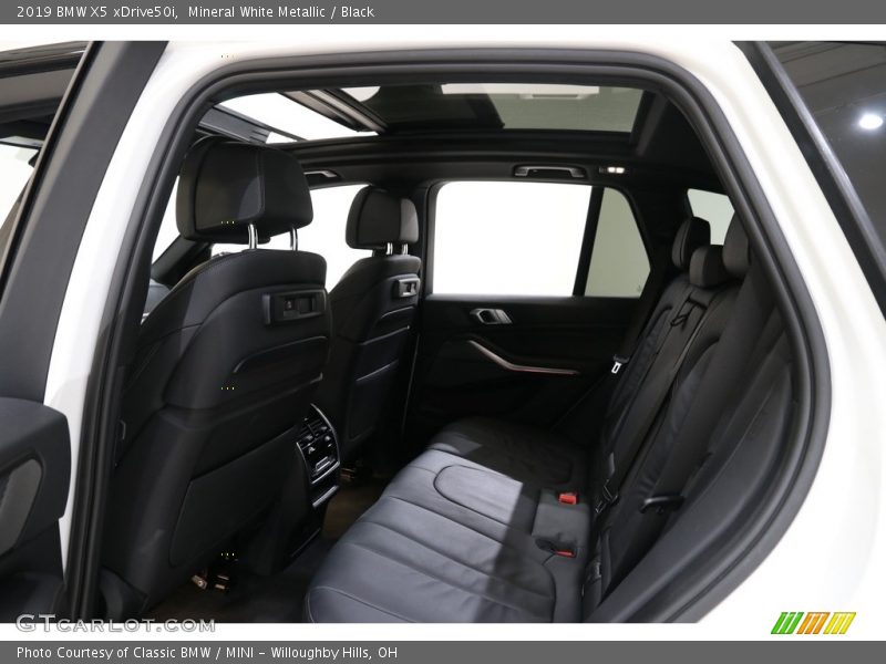 Mineral White Metallic / Black 2019 BMW X5 xDrive50i
