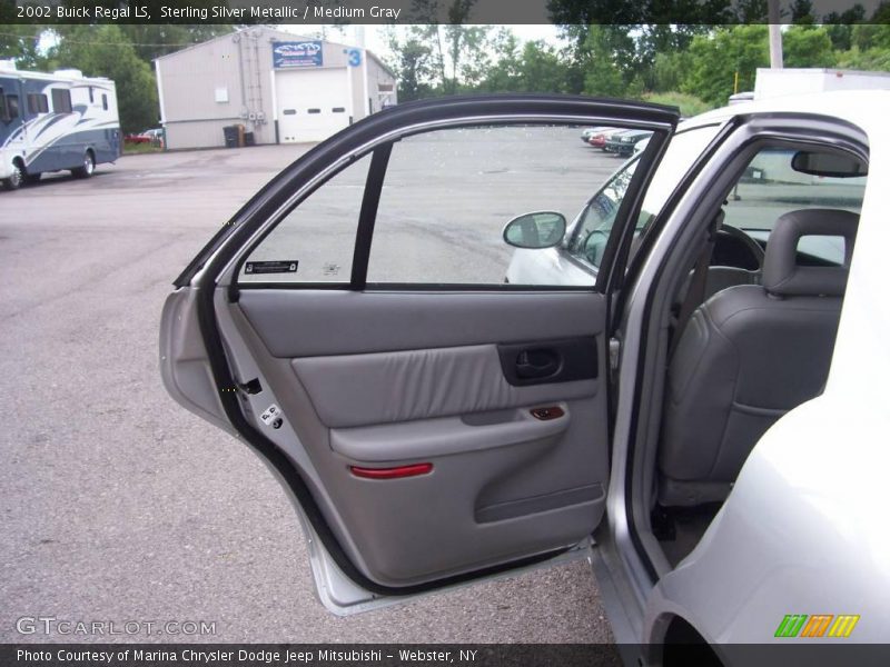 Sterling Silver Metallic / Medium Gray 2002 Buick Regal LS