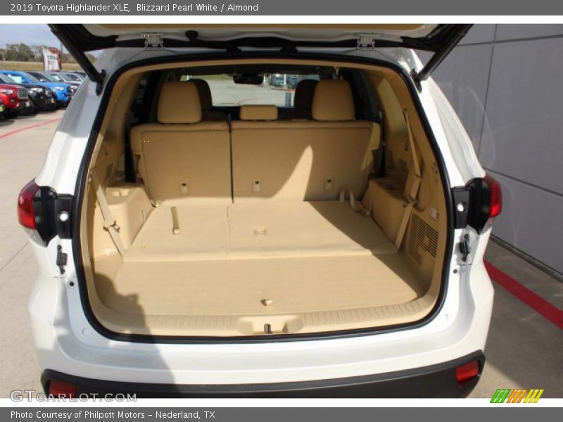Blizzard Pearl White / Almond 2019 Toyota Highlander XLE