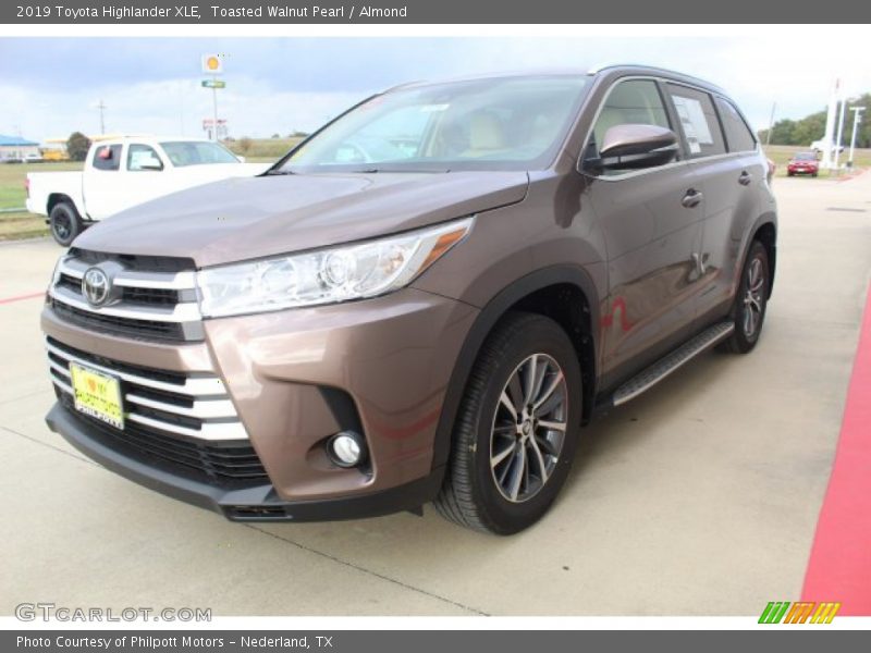 Toasted Walnut Pearl / Almond 2019 Toyota Highlander XLE