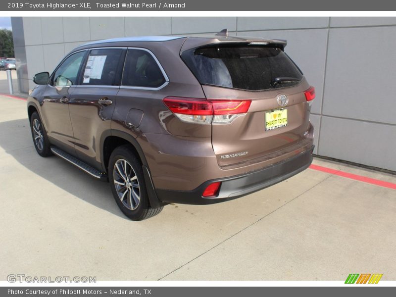 Toasted Walnut Pearl / Almond 2019 Toyota Highlander XLE