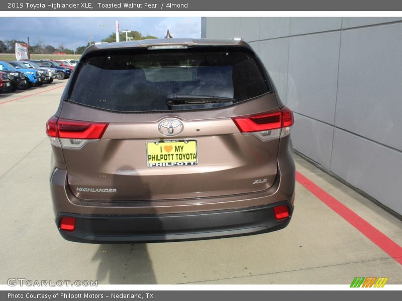 Toasted Walnut Pearl / Almond 2019 Toyota Highlander XLE