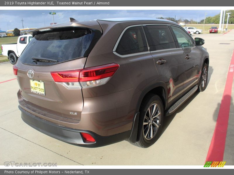 Toasted Walnut Pearl / Almond 2019 Toyota Highlander XLE