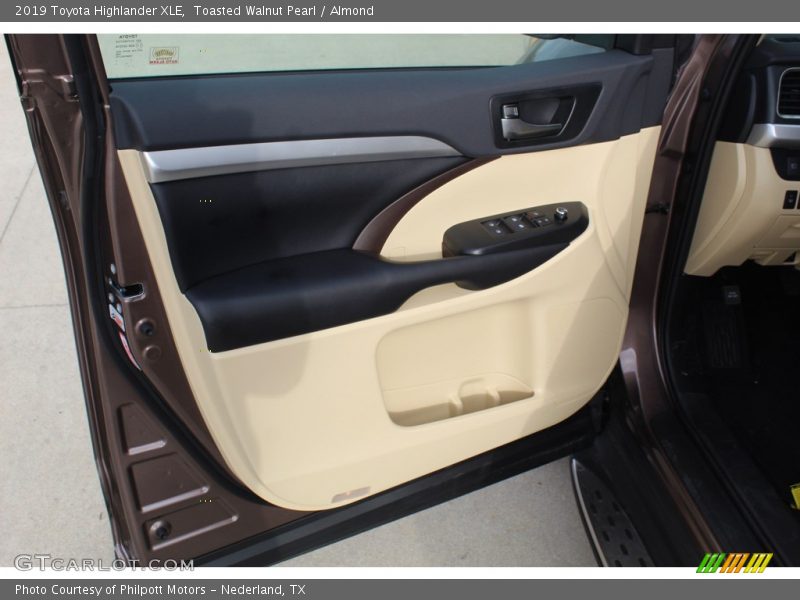 Toasted Walnut Pearl / Almond 2019 Toyota Highlander XLE