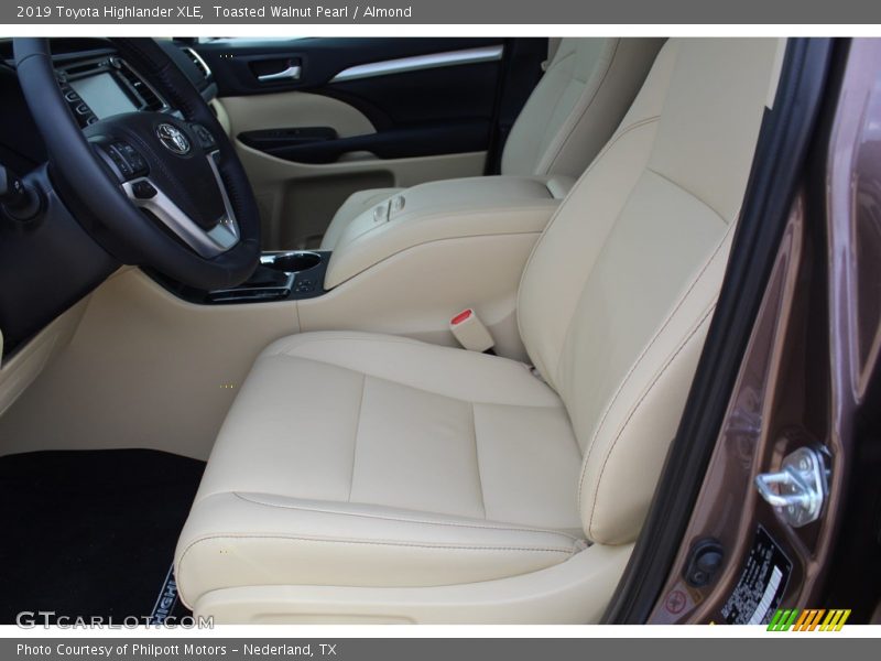 Toasted Walnut Pearl / Almond 2019 Toyota Highlander XLE