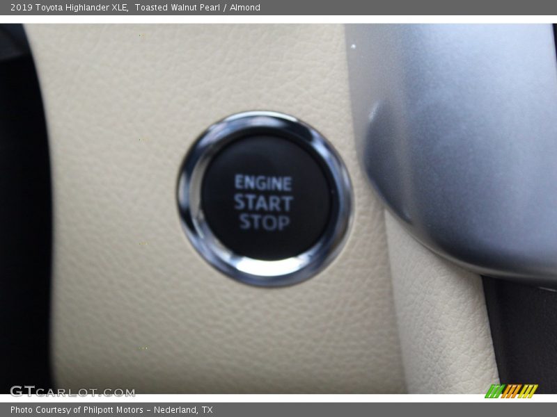 Toasted Walnut Pearl / Almond 2019 Toyota Highlander XLE