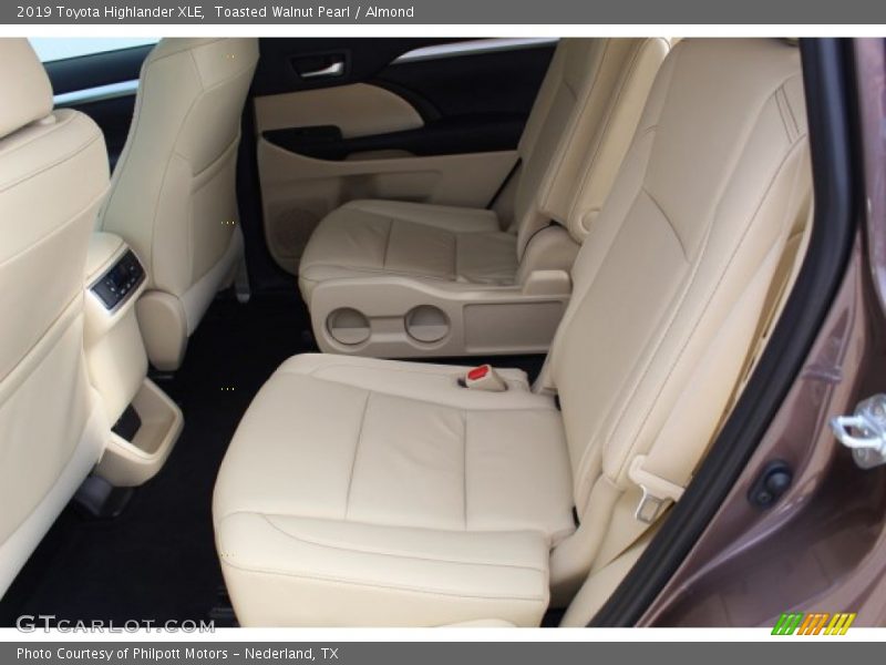 Toasted Walnut Pearl / Almond 2019 Toyota Highlander XLE