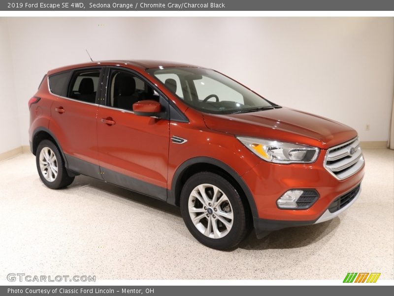Front 3/4 View of 2019 Escape SE 4WD