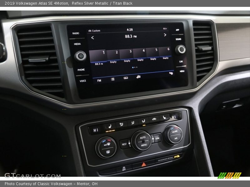 Reflex Silver Metallic / Titan Black 2019 Volkswagen Atlas SE 4Motion