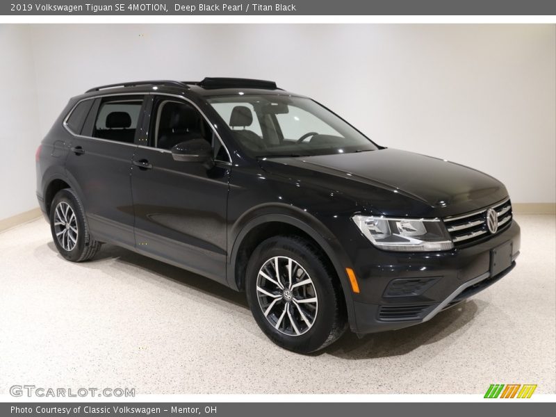 Deep Black Pearl / Titan Black 2019 Volkswagen Tiguan SE 4MOTION