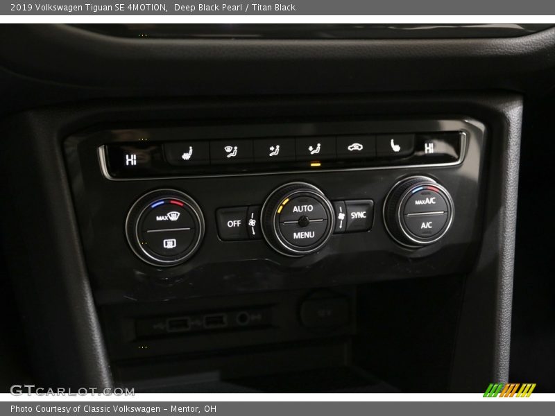 Deep Black Pearl / Titan Black 2019 Volkswagen Tiguan SE 4MOTION
