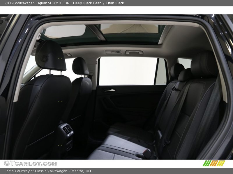 Deep Black Pearl / Titan Black 2019 Volkswagen Tiguan SE 4MOTION
